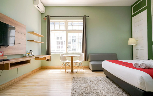 RedDoorz Premium near RS Pondok Indah
