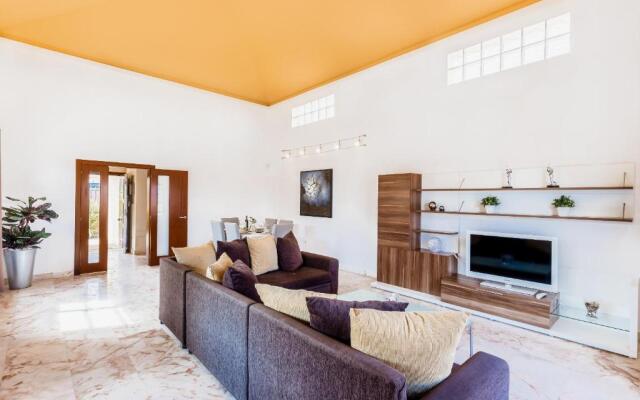 HolidayVilla Serenity with Pool & BBQ by HolidaysHome