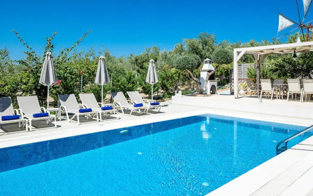 Villa in Adelianos Kampos With Pool