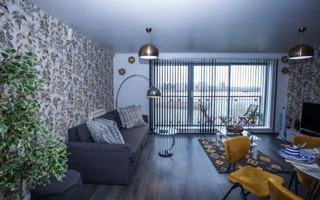 Remarkable 2-bed Apartment With Sea View