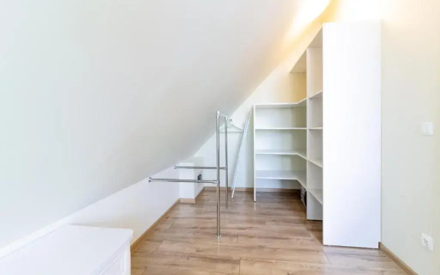 HomeMaker Apartment, By Cohost