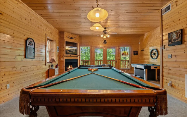 Luxurious Nine Bears Home Minutes Away to Gatlinburg by Redawning