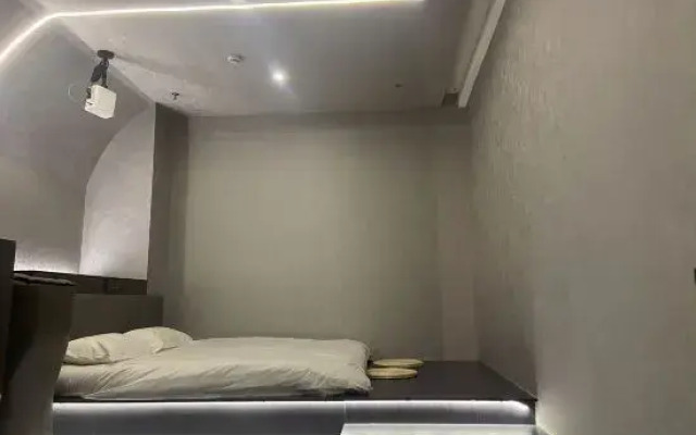 v E-sports hotels