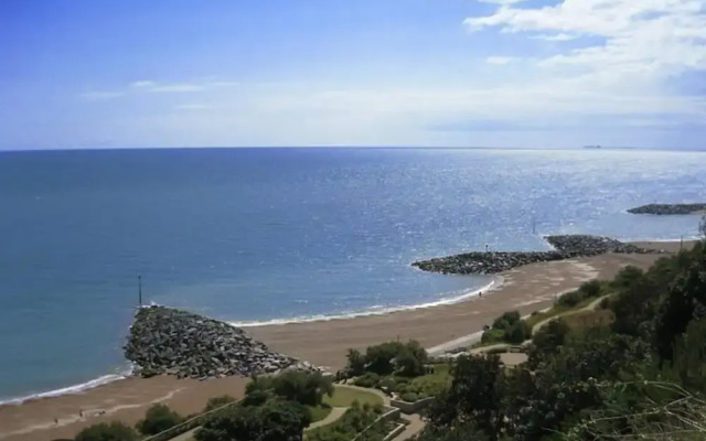Folkestone - 1BR Apartment - Sauna - Pet Friendly