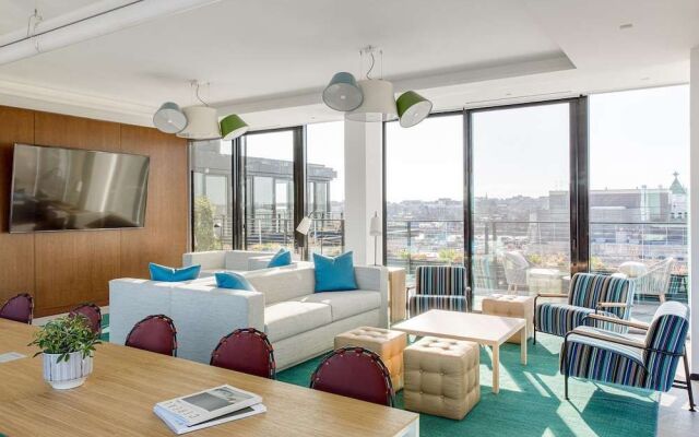 BLACK SWAN - Liz DC - Executive Flat