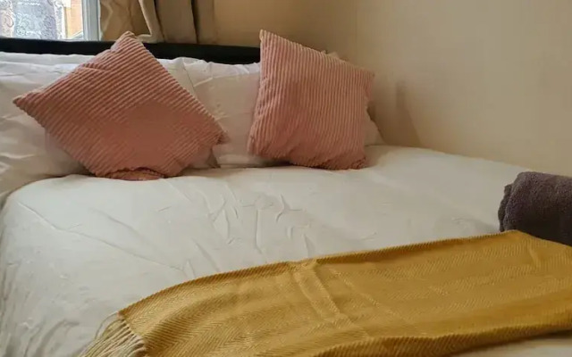Room in Guest Room - Nice Large Room in Coventry