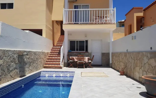 Apartment With Swimming Pool Near the Beach