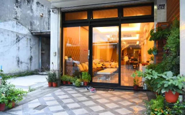 Fall In Love With Paris Hostel