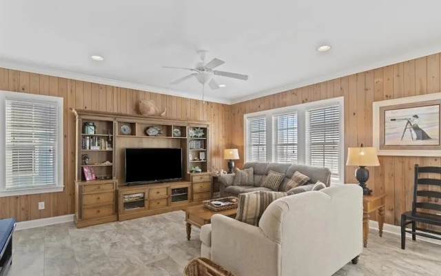 1 Ez Access 4 Bedroom Home by RedAwning