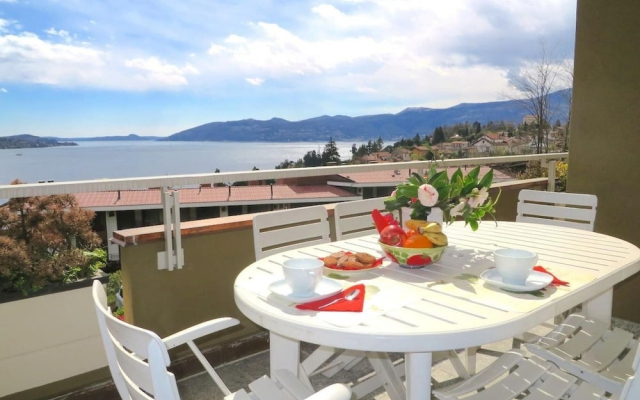 Selva 1 Lake View Apartment in Ghiffa With Pool