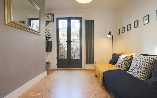 Cosy Flat in Great Location by Station