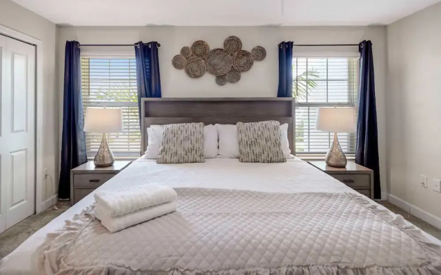 Stylish 4BR Pool Townhome Storey Lake