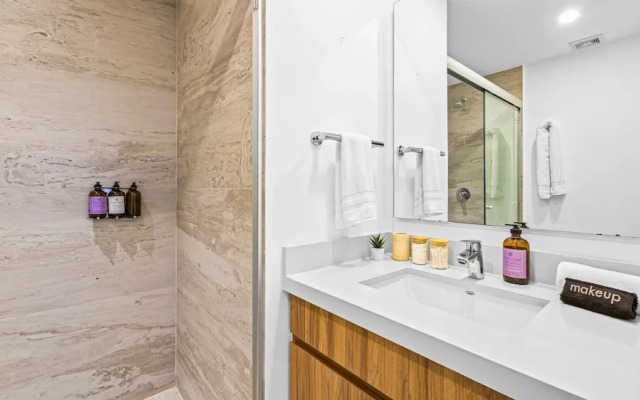 Stylish Beachfront 2BR - Balcony & Pools