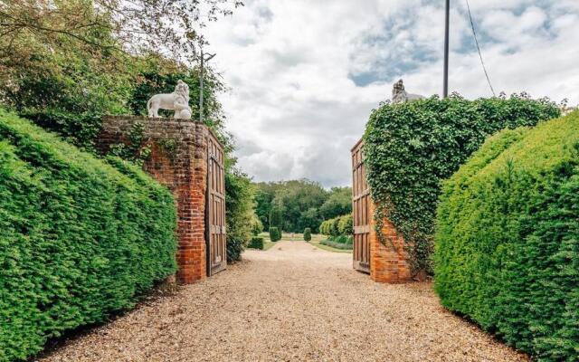 Lavish Tudor Estate Gardens - Sleeps 25