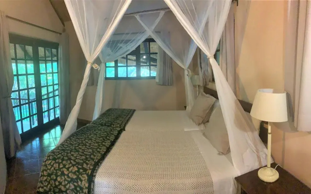 Family Lodge in Natural African Bush - 2115
