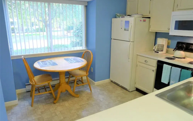 10 Gray - 2 Bedroom Condo