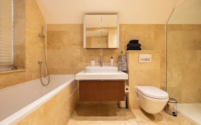 Paddington 7-bed 13-guest Massive House W/patio
