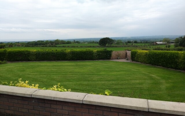 Captivating 8-bed House in Antrim