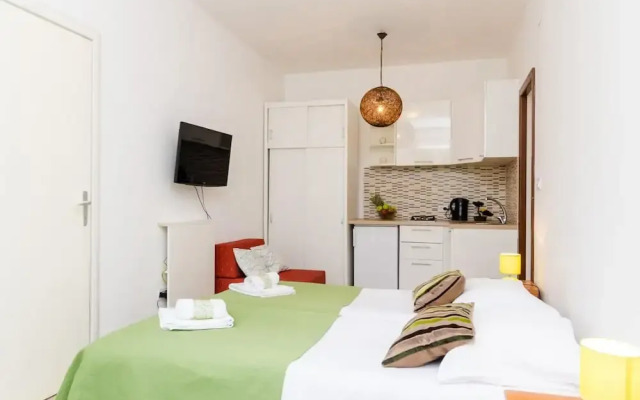 Apartments Versus- Studio Apartment With Terrace