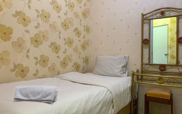 Comfort 2Br Apartment At Green Pramuka City