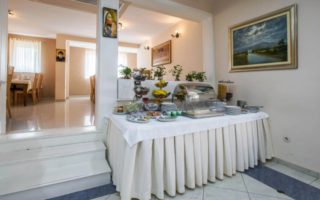 Hotel Dina