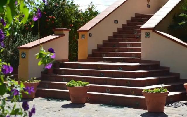 Yellow Room - B b S Elia