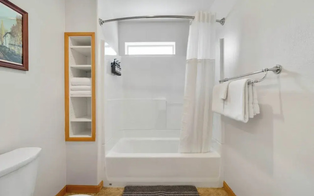 Taft at Old Mill - Pet-friendly & Near Downtown