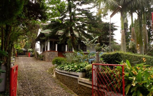 OYO 438 Cemara's Homestay