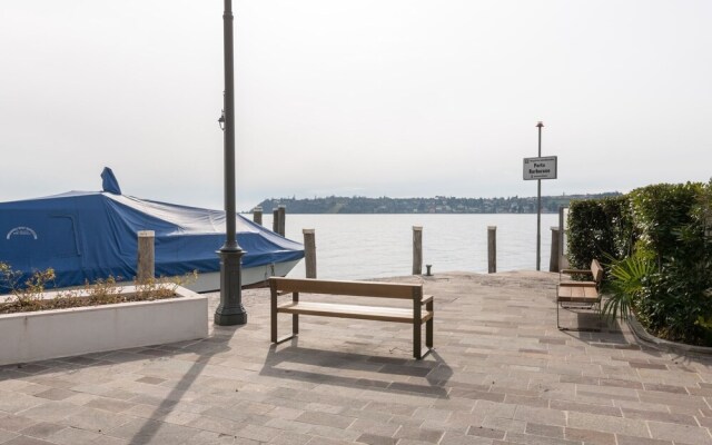 Snug Holiday Home in Salò With Balcony
