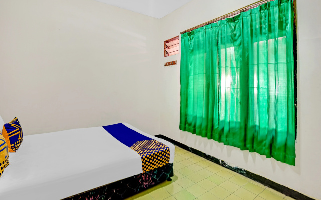 SPOT ON 90098 Anak Mama Guesthouse – Guest Rooms – Surabaya