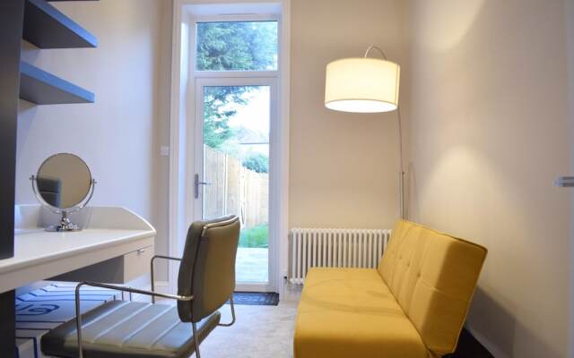 Modern 2 Bedroom Flat Central to Wimbledon