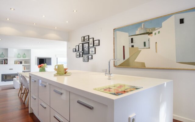 Posh Holiday Home With Pool, Library & Scenic Views in Jesus