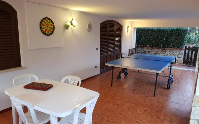 Villa del Golfo Urio with swimming pool shared by the two apartments