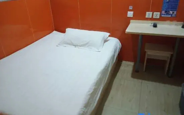 Ruixue Hostel (Shanghai Zhujing Zijin Plaza)