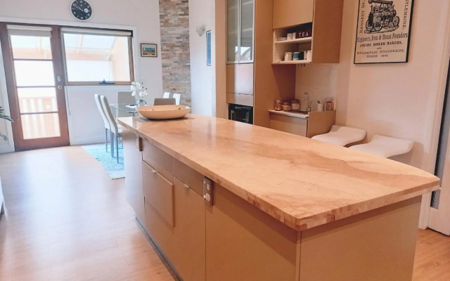 Ocean Aspect and Central to CBD - CoSheirm Apartments On Merri