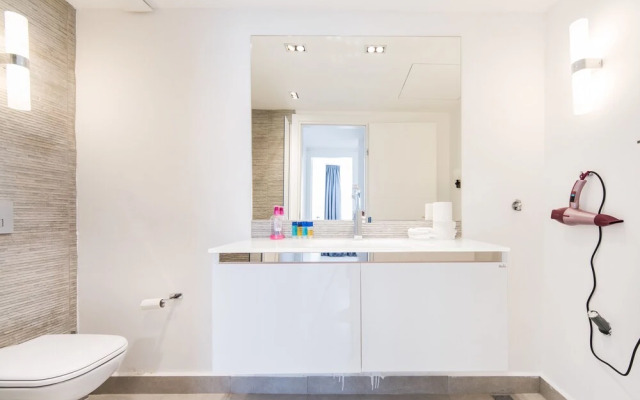 Luxurious 3BR Beach Front Apt Parking