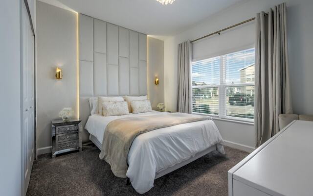 Luxury Chic Modern Home Prime Location