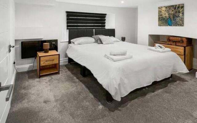 Bright and spacious 1-BDR flat w/ free parking