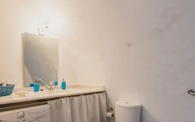 Karavos View - A Unique Artists' Hideaway Paradise