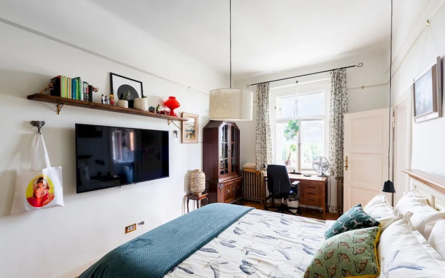 Premium 3 Bed 3 Bath Lounge Apartment