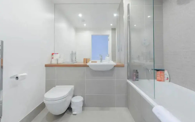 Vibrant 1BD Flat w/ Private Balcony, Camberwell!