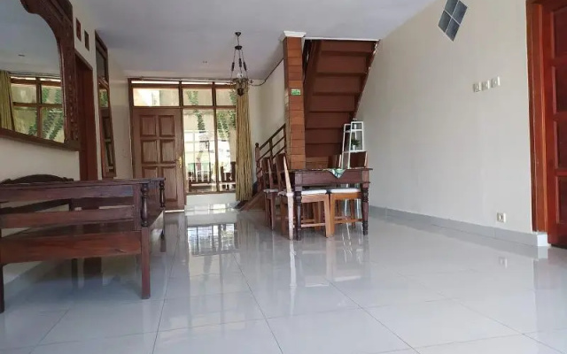 Hazel House Bandung By Zuzu – Hotel Rooms – Bandung