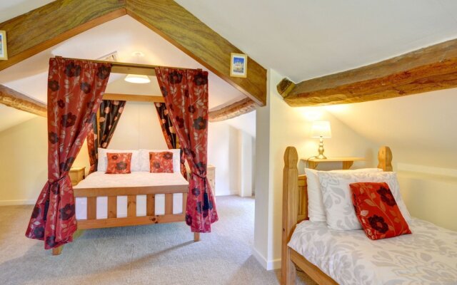 Pretty Holiday Home With Sunny Garden and a Comfortable Four-poster bed