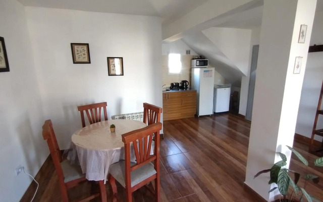 Monoambiente para tres personas. Amplio y luminoso.