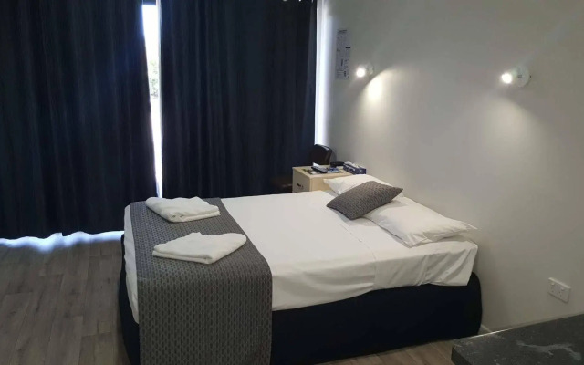 Nightcap at Queens Beach Hotel