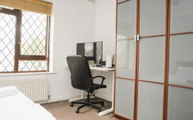 Room in Guest Room - Bright Room in Coventry