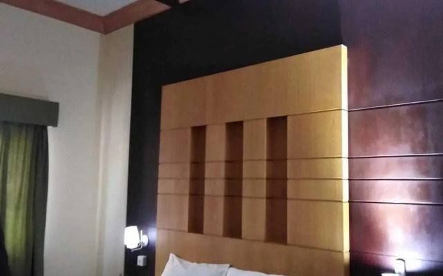 Al Commodore Hotel