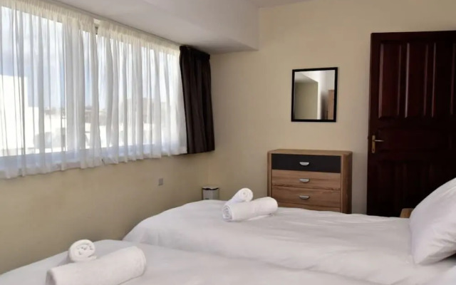 Bright and Central 2 Bedroom With Harbour View