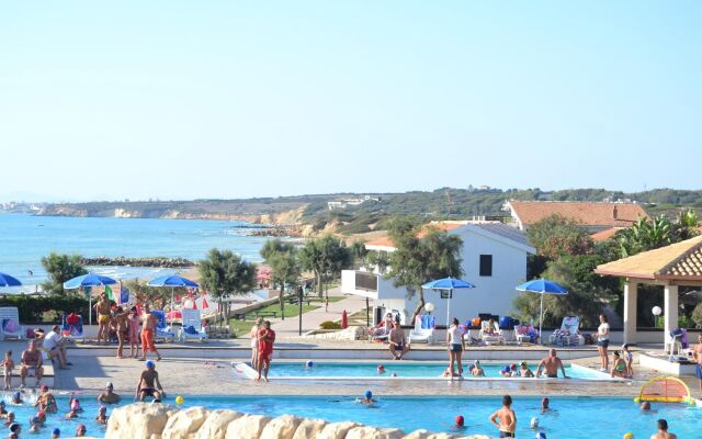 Kamarina Resort