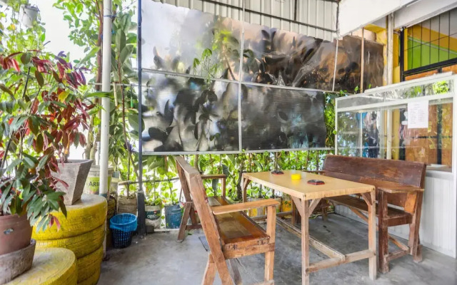 OYO 91882 Bilqis Homestay NearThe Hot River, Dog Run